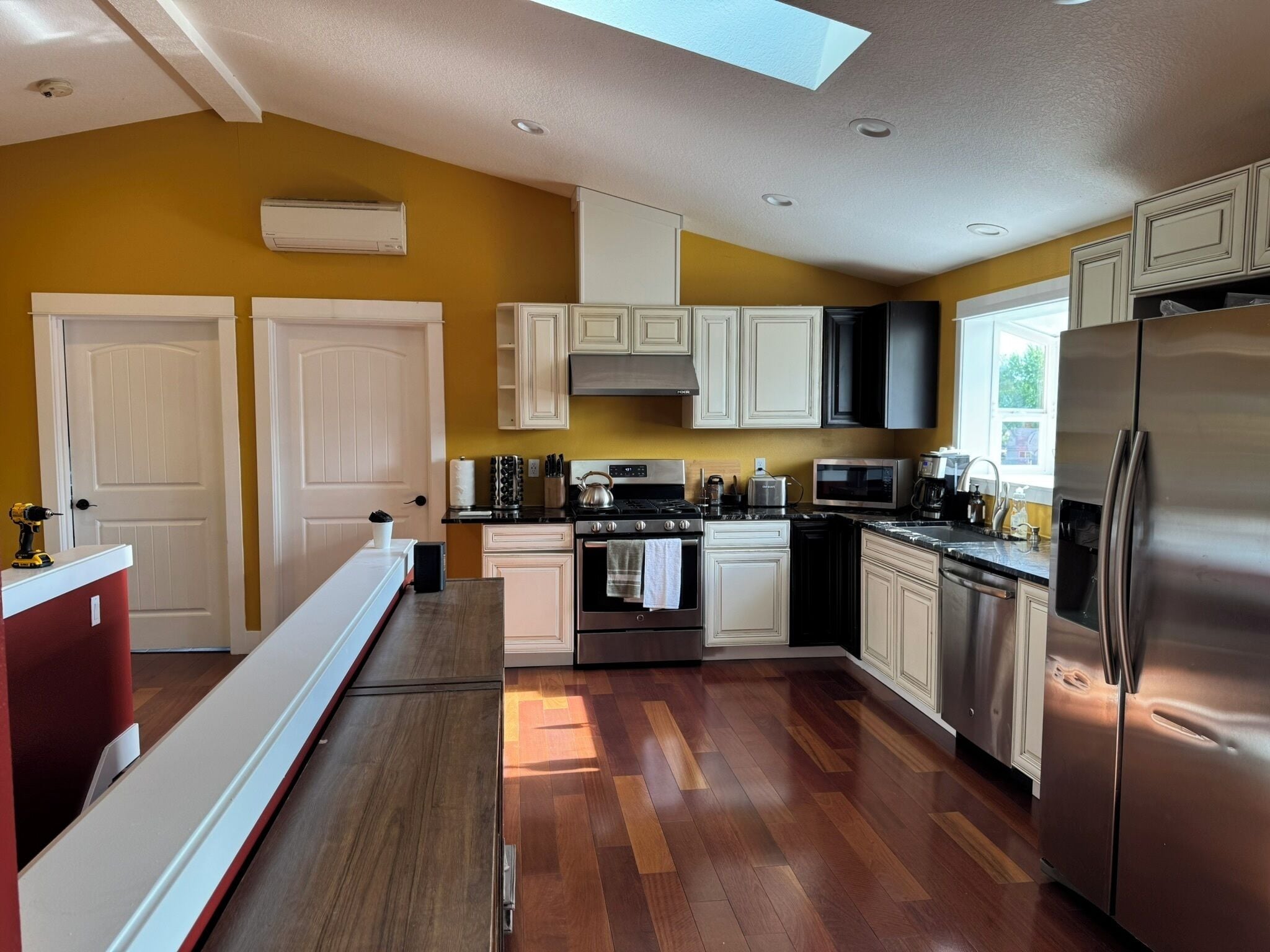 Microondas, horno, parrilla de estufa y lavavajillas 