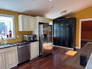 Microwave, oven, stovetop, dishwasher - Serene Deck & Gazebo Loft (Hillsboro)