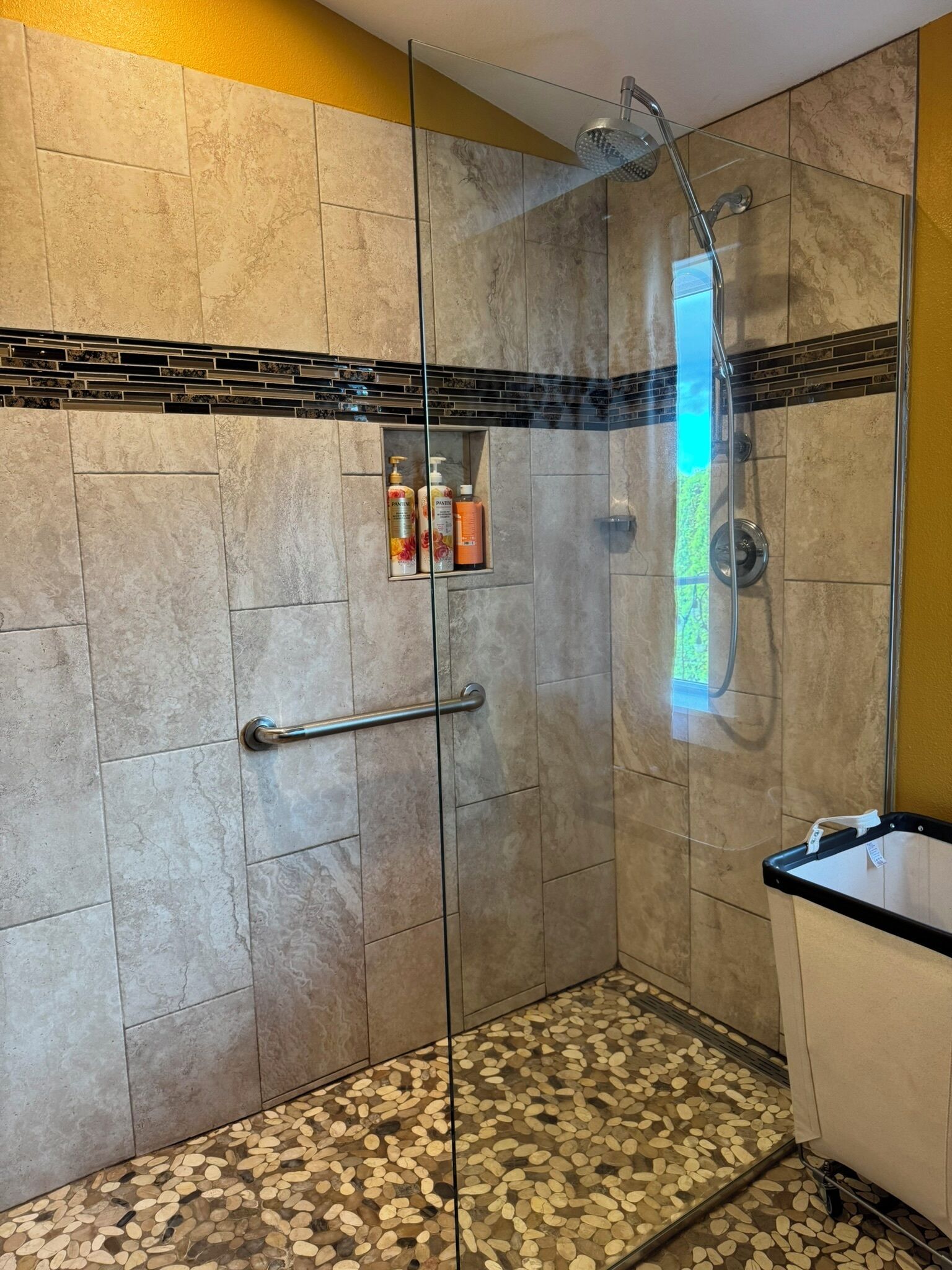 Secadora de cabello, bidet, toallas, jabón 