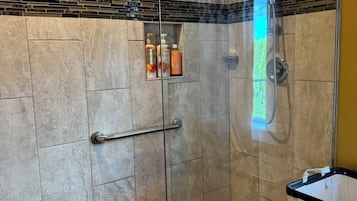 Secadora de cabello, bidet, toallas, jabón