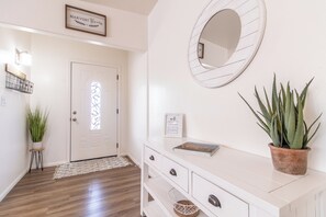 Interior - Welcoming to Lincoln Haus, East side Tucson with Fire Pit. (Tucson)