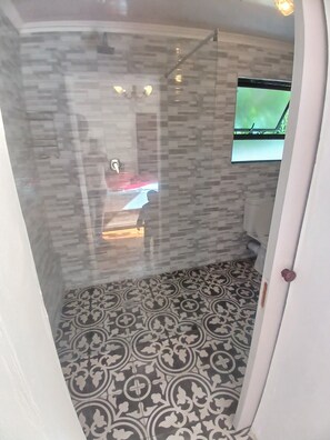 Deluxe Suite | Bathroom - neo & Ruks Guest House (Cape Town)