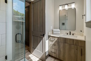 Douche, sĂšche-cheveux, serviettes fournies, savon