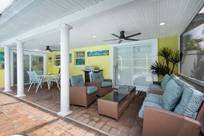 Outdoor dining - Sunshine Paradise! Heated Pool, Grill, Bikes, Beach Gear & More Included! (Cape Coral)
