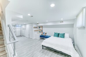 3 chambres, bureau, fer et planche à repasser, lit parapluie