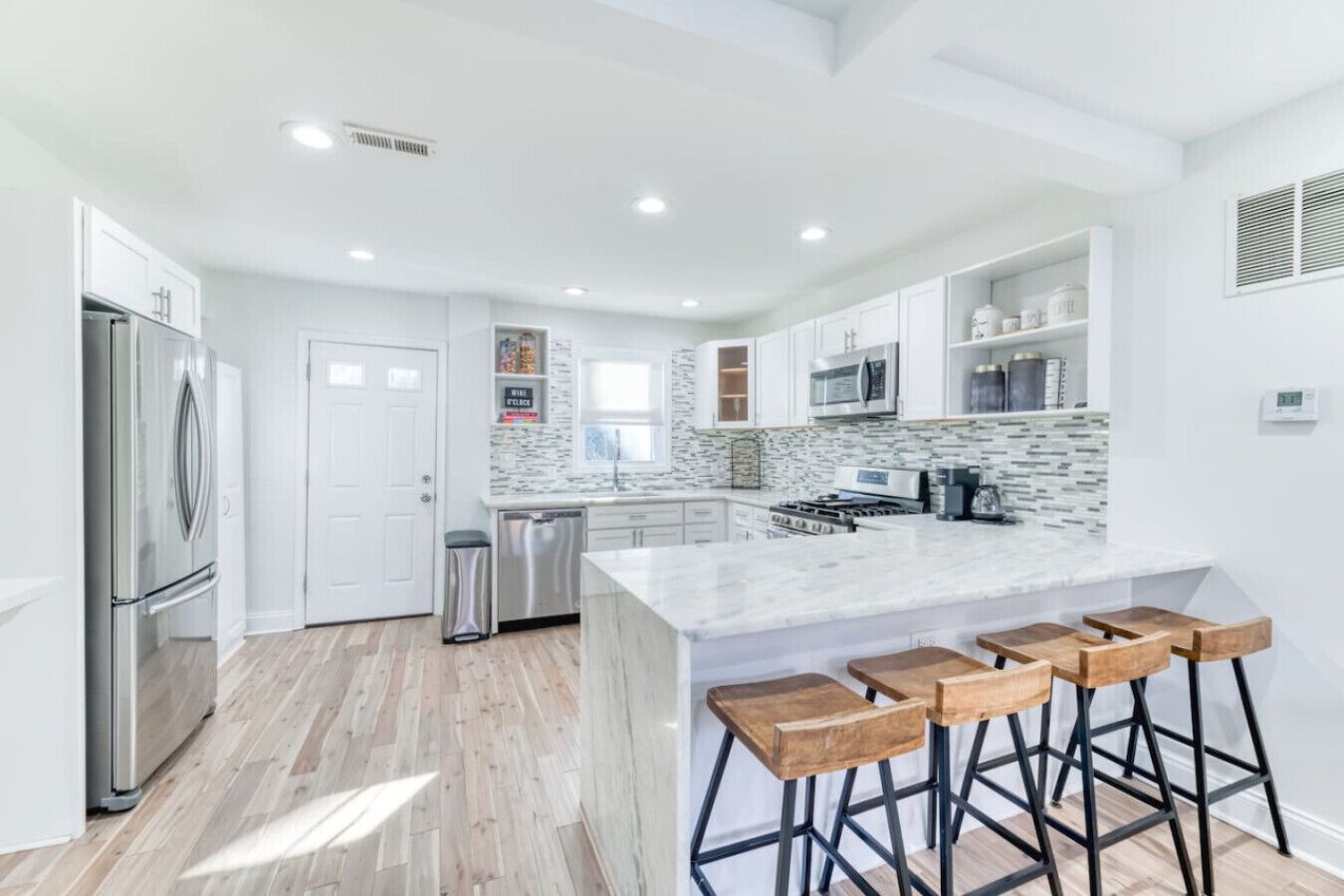 Kjøleskap, mikrobølgeovn, ovn og kokeplater