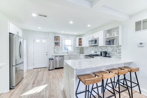 Coffee/tea maker, fridge, microwave, oven - Group-Friendly DC Stay | 3BR + Free Parking (Washington)