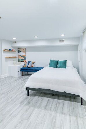 3 bedrooms, desk, iron/ironing board, travel crib