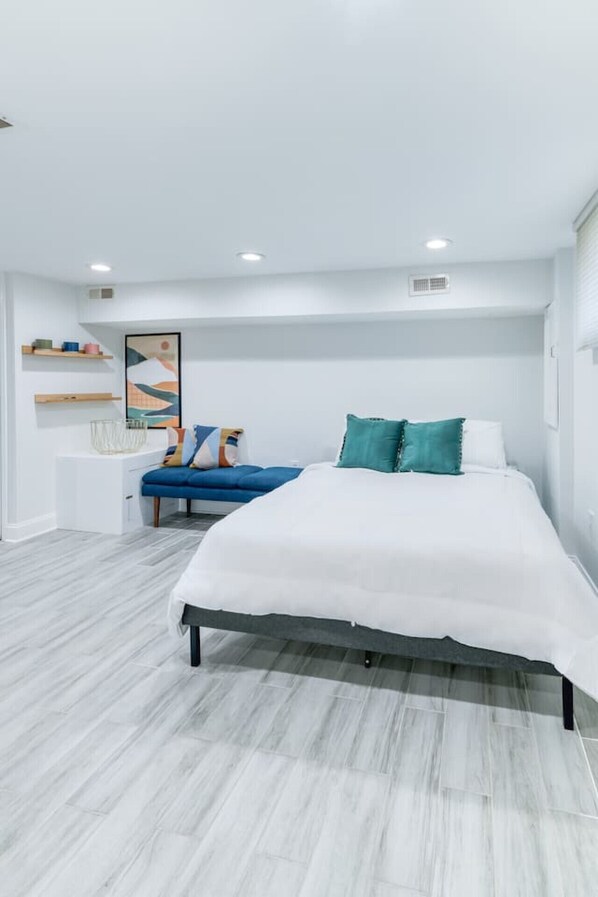 3 habitaciones, escritorio y tabla de planchar con plancha