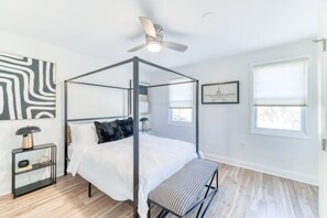 Desk, iron/ironing board, free WiFi, bed sheets - Group-Friendly DC Stay | 3BR + Free Parking (Washington)