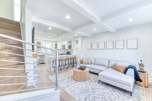 Televisión, chimenea, libros, oficina
