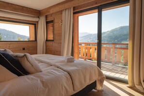 4 عدّة غرف نوم وواي فاي مجانًا وملاءات أسرّة