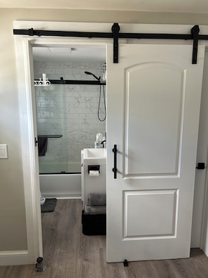 Haartrockner, Bidet, HandtĂŒcher, Seife