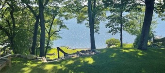 2BR/1BA lakefront home, stunning water views, near Providence TF Green Airport