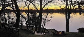 2BR/1BA lakefront home, stunning water views, near Providence TF Green Airport