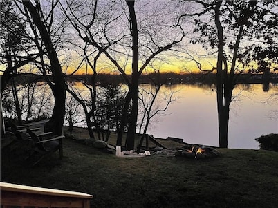 2BR/1BA lakefront home, stunning water views, near Providence TF Green Airport