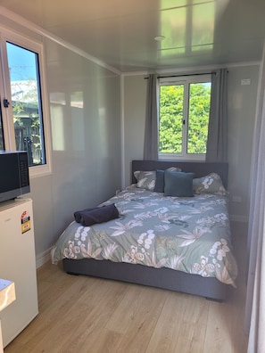 1 bedroom, bed sheets