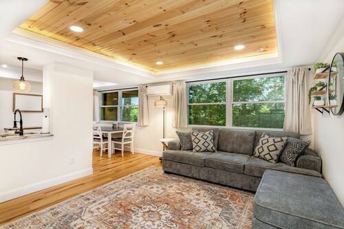 The Forest Escape: a newly renovated basement apartment nestled in the woods