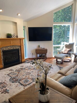 Smart TV, fireplace
