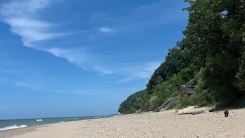 Chaises longues, serviettes de plage
