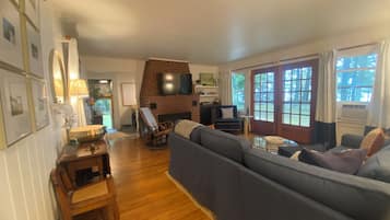 TV connectée, cheminée, livres