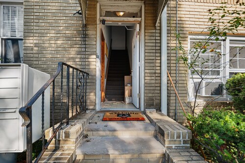 Spacious 2BR Condo Near NYC & Newark