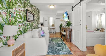 Bright & Airy Apartment on Flamingo Dr