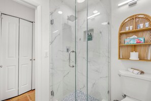 Bruser, hårtørrer, håndklæder, Sæbe