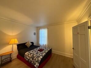 Strykejern/-brett, internettilgang og sengetøy