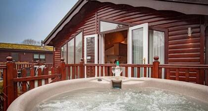 A lodge that sleeps 4 guests in 2 bedrooms