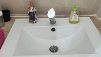 Haartrockner, HandtĂŒcher, Seife, Toilettenpapier
