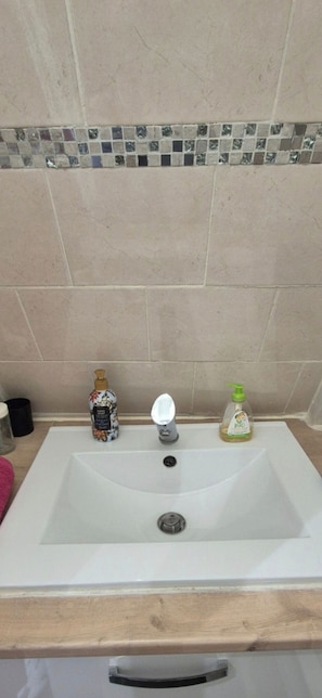 Secador de pelo, toallas, jabón, papel higiénico