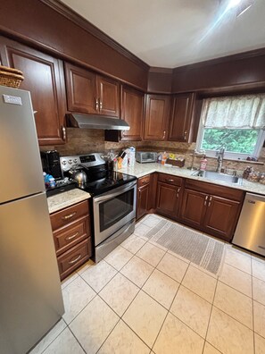 Réfrigérateur, micro-ondes, plaque de cuisson, lave-vaisselle