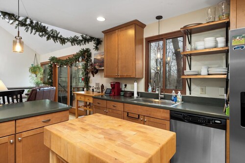 4 Bedroom mountain cabin in the relaxing Wintergreen Resort with AC & Fireplace