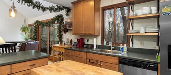 4 Bedroom mountain cabin in the relaxing Wintergreen Resort with AC & Fireplace