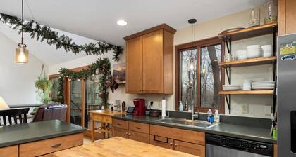 4 Bedroom mountain cabin in the relaxing Wintergreen Resort with AC & Fireplace