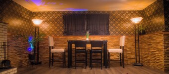 Spacious vintage styled basement apartment - private, Monterey Park, Calgary
