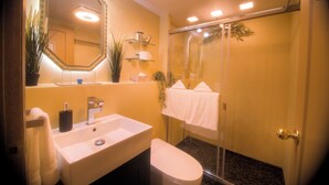 Ein Badezimmer mit Waschbecken, Toilette und Dusche.