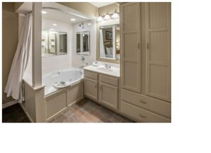 Secadora de cabello, toallas, jabón, papel de baño 