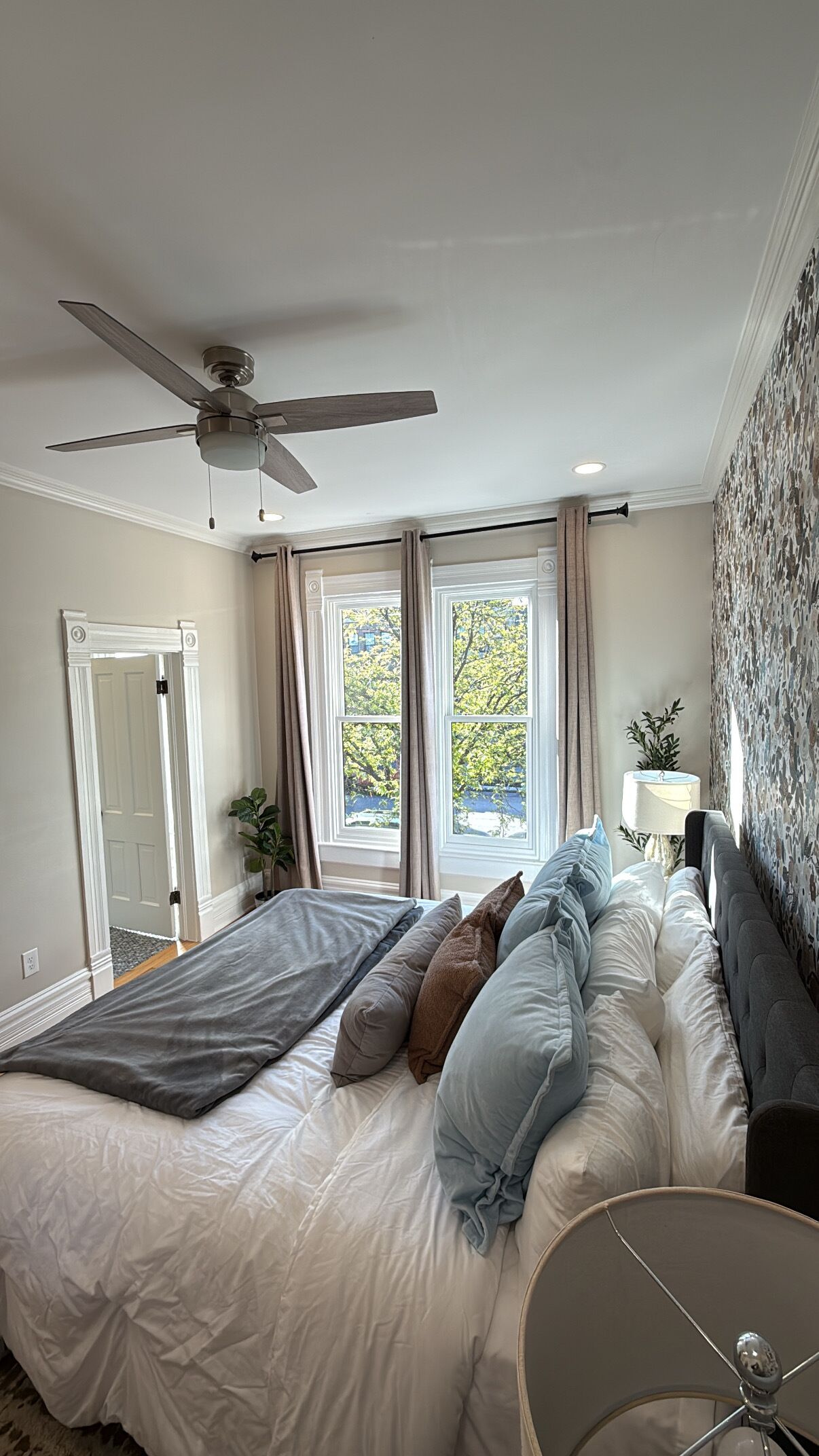 3 habitaciones, tabla de planchar con plancha, internet y ropa de cama 