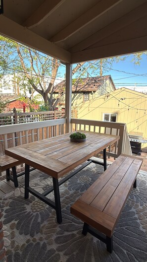 Outdoor dining - Remodeled Old-World Home, Walkable to Rino, Ballpark,& Downtown (Denver)