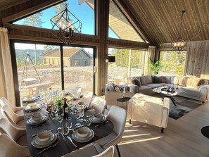Hus, 4 soverom, terrasse, fjellutsikt | Spisestue