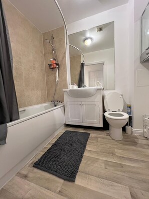 Haartrockner, Handtücher, Seife, Toilettenpapier