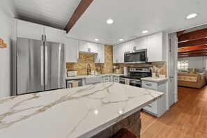 Mikrowelle, Ofen, Herdplatte, Geschirrspüler