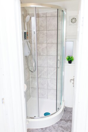 Suihku, pyyhkeet, saippua, vessapaperi