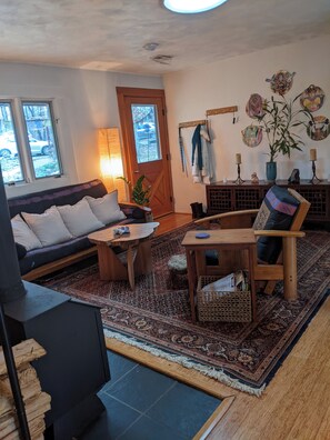 Living area - Quiet 2-bedroom house in the woods near Charlottesville, VA (Charlottesville)