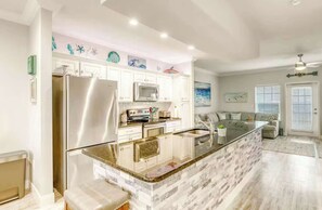 冷蔵庫、電子レンジ、オーブン、コンロ