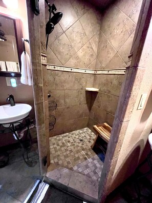 Dusche, Whirlpool, Haartrockner, Handtücher