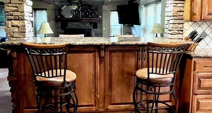 Bright & Airy 3 BR with AC, Game Rm, Near Casinos, Lake Texoma Marinas & Trails