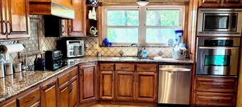 Bright & Airy 3 BR with AC, Game Rm, Near Casinos, Lake Texoma Marinas & Trails